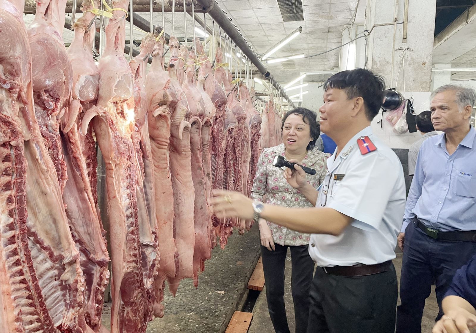 Đoàn kiểm tra Ban Quản lý an toàn thực phẩm Thành phố Hồ Chí Minh kiểm tra thịt lợn nhập về chợ đầu mối nông sản thực phẩm Hóc Môn. Ảnh: TTXVN