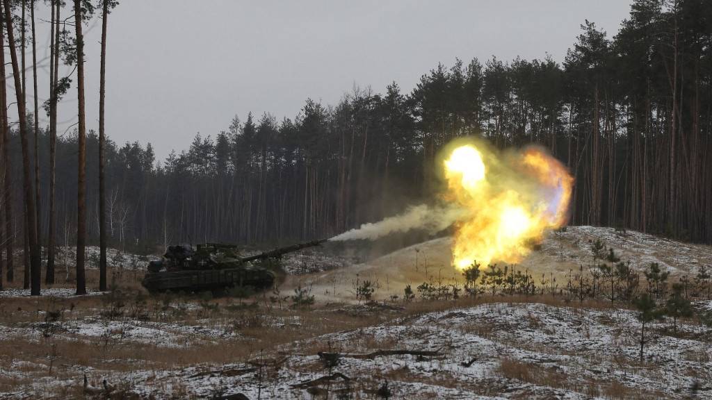 Xe tăng Ukraine khai hỏa ở vùng Lugansk. Ảnh: AFP