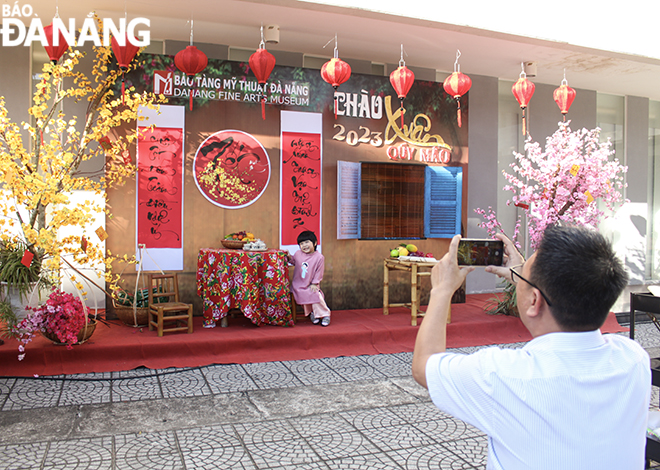 Không gian check-in chủ đề “Tết Quý Mão” trước sân bảo tàng.