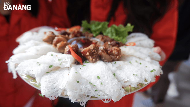  The dishes are neatly and beautifully arranged to attract diners.