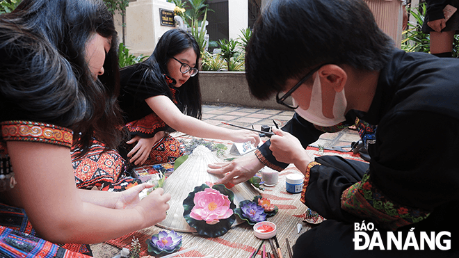 Pupils of grade 11/7 participated in a contest to decorate conical hats with the theme of Vietnamese lotus