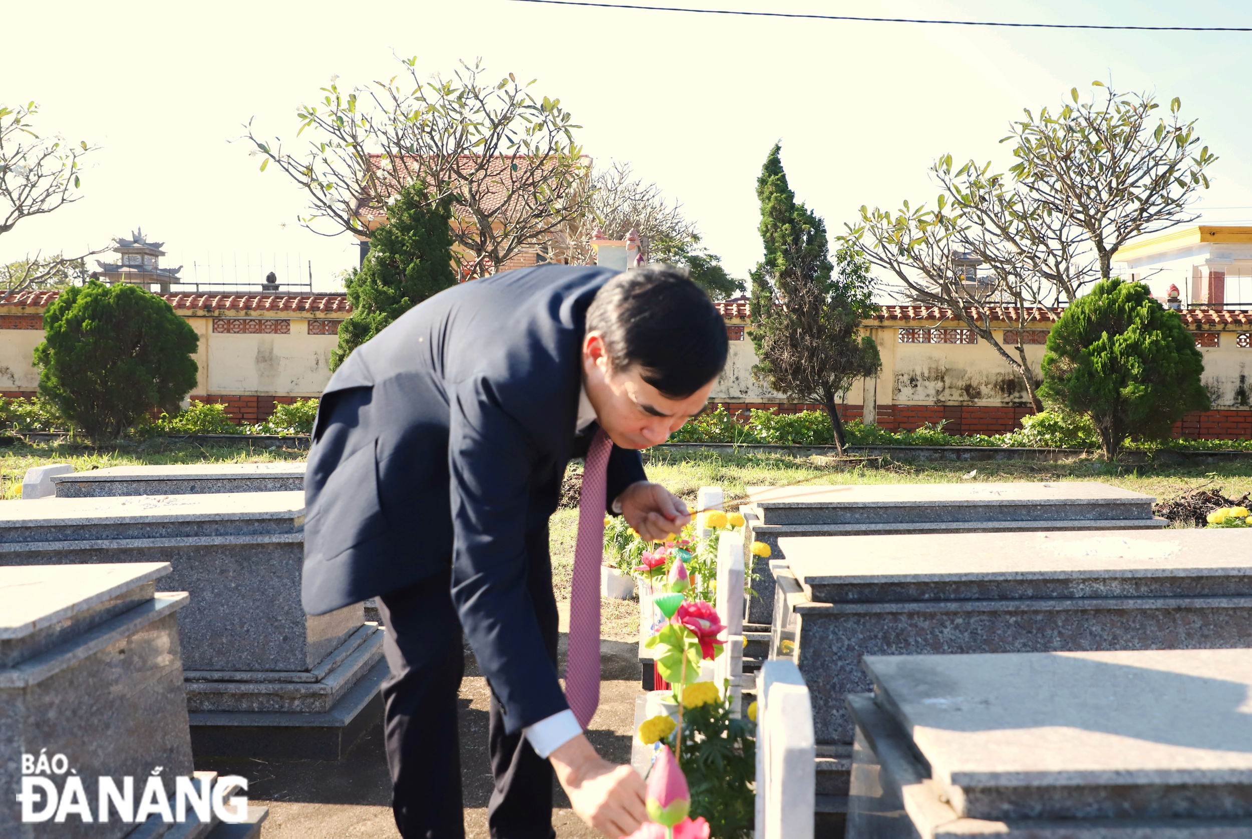Chủ tịch UBND thành phố Lê Trung Chinh thắp hương các phần mộ anh hùng, liệt sĩ. Ảnh: NGỌC PHÚ