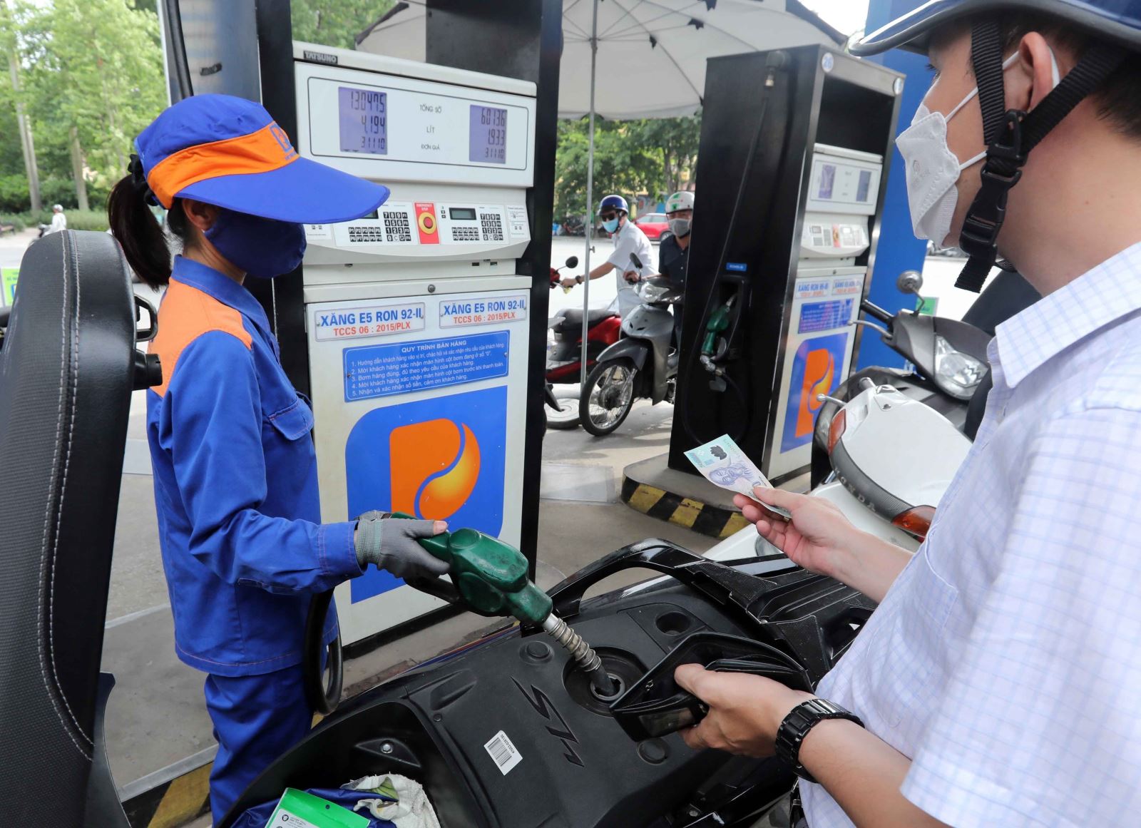 Khách mua xăng tại cửa hàng của Petrolimex. Ảnh minh họa: Trần Việt/TTXVN