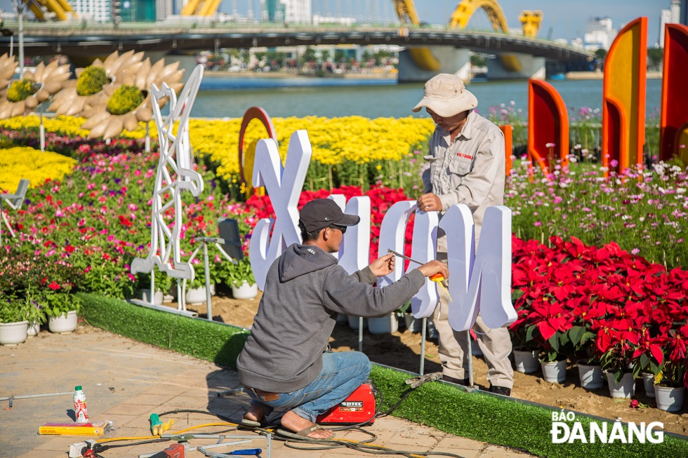 The decoration of flower streets to welcome in Tet 2023 is urgently underway.