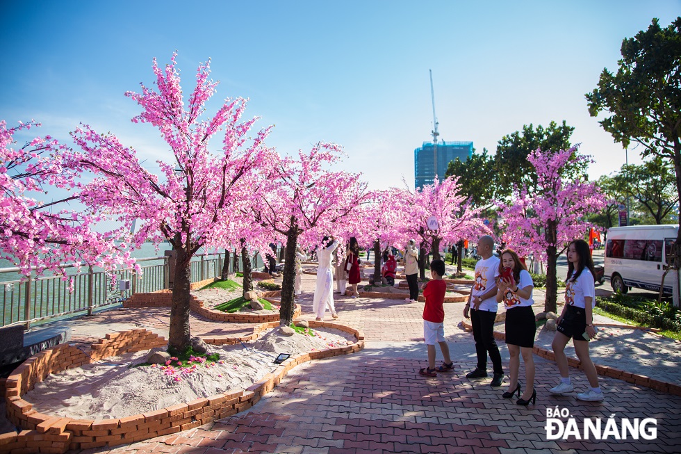 The decoration of the spring travel space to welcome in the Lunar New Year 2023 brings joyful vitality with many outstanding colours.