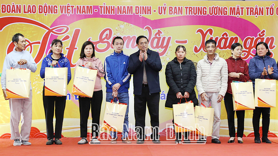 Thủ tướng Phạm Minh Chính trao quà Tết cho hộ nghèo có hoàn cảnh khó khăn.