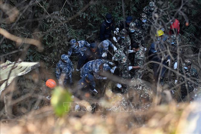 Lực lượng cứu hộ tìm kiếm nạn nhân tại hiện trường vụ rơi máy bay ở thị trấn Pokhara, miền Trung Nepal ngày 15/1/2023. Ảnh: AFP/TTXVN