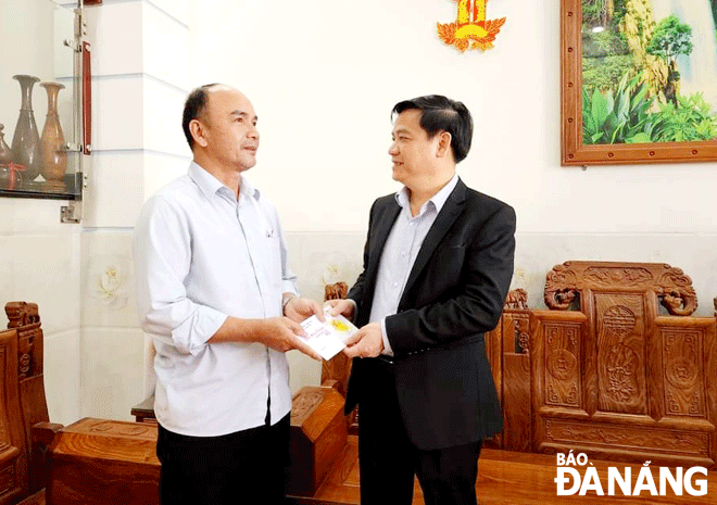 Ông Hồ Thuyên, Chủ tịch UBND quận Thanh Khê (bên phải) đến thăm, tặng quà Tết cho hộ gia đình chính sách, người có công tại phường Thanh Khê Tây. Ảnh: NGỌC HÀ