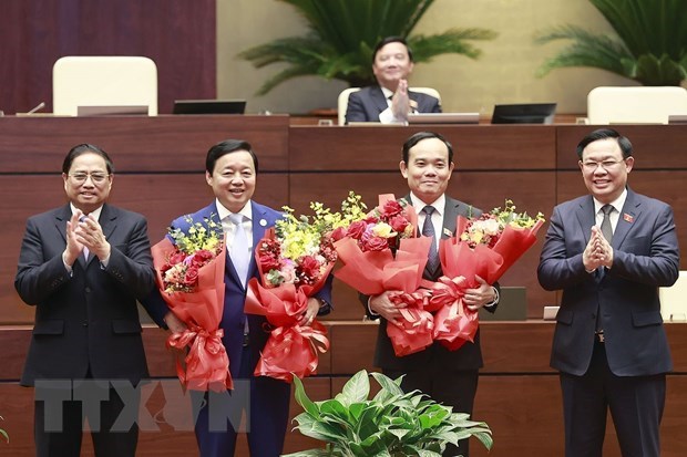 Thủ tướng Phạm Minh Chính và Chủ tịch Quốc hội Vương Đình Huệ tặng hoa chúc mừng Phó Thủ tướng Trần Hồng Hà và Phó Thủ tướng Trần Lưu Quang. (Ảnh: TTXVN)