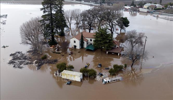 Cảnh ngập lụt do ảnh hưởng của bão tại Gilroy, bang California, Mỹ ngày 9-1-2023. Ảnh: TTXVN