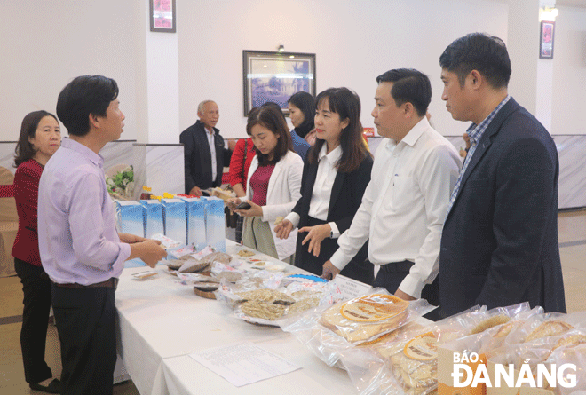 Da Nang's OCOP products focus on quality, inspection and careful screening in evaluation and classification. IN THE PHOTO: An establishment owner introduces products at the second stage of the OCOP product inspection, evaluation and classification session in 2022. Photo: VAN HOANG