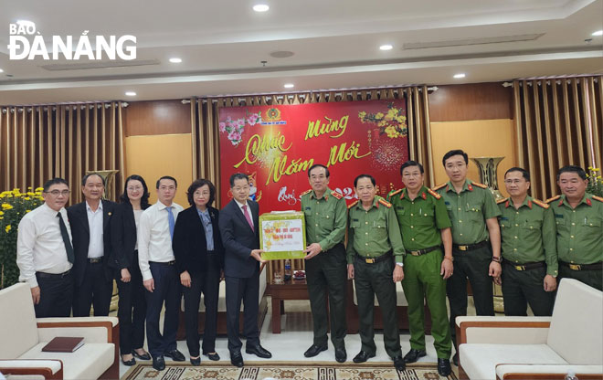 Secretary Nguyen Van Quang (6th, left) visited and sent Lunar new Year wishes to leaders, officers and men of the municipal Department of Police. Photo: PHAN CHUNG