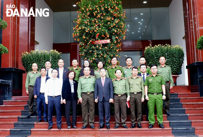 Secretary Nguyen Van Quang (first row, fourth from left) took a souvenir photo with representatives from the municipal Department of Police. Photo: PHAN CHUNG