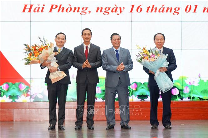 Đại diện Thành ủy Hải Phòng tặng hoa chúc mừng đồng chí Trần Lưu Quang, Ủy viên Trung ương Đảng, Phó Thủ tướng Chính phủ, nguyên Bí thư Thành ủy Hải Phòng và đồng chí Lê Tiến Châu, tân Bí thư Thành ủy Hải Phòng. Ảnh: TTXVN 