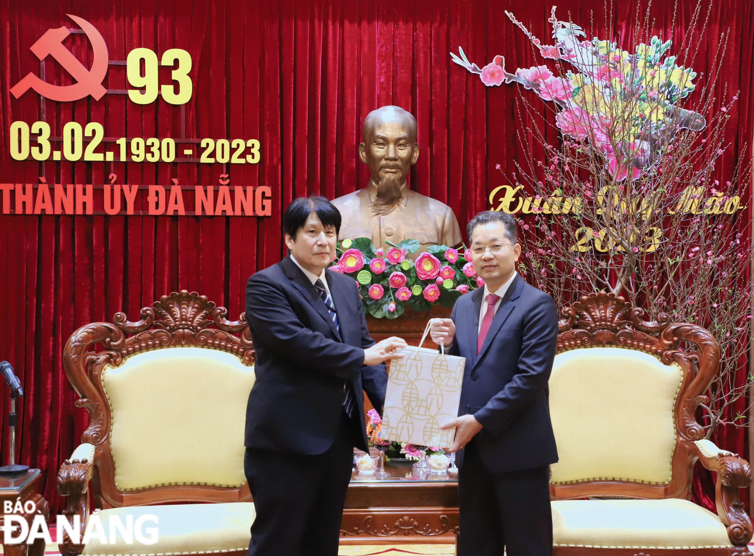 On behalf of the city leaders, municipal Party Committee Secretary Nguyen Van Quang (right) receiving a Tet gift from Japanese Consul General in Da Nang Yakabe Yoshinori 