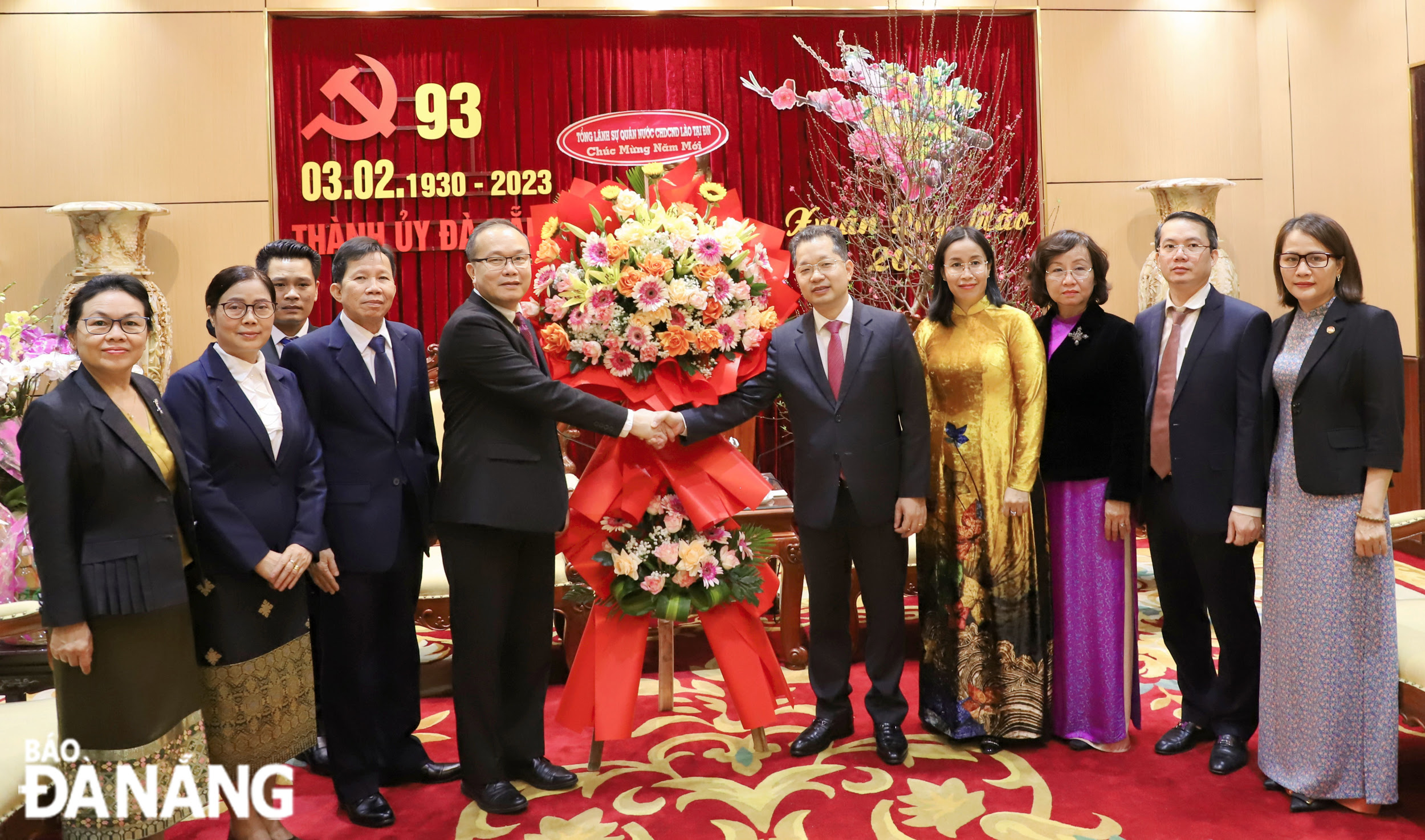 Lao Consul General in Da Nang Souphanh Hadaoheuang (5th, left) and some of the city leaders. Photo: NGOC PHU