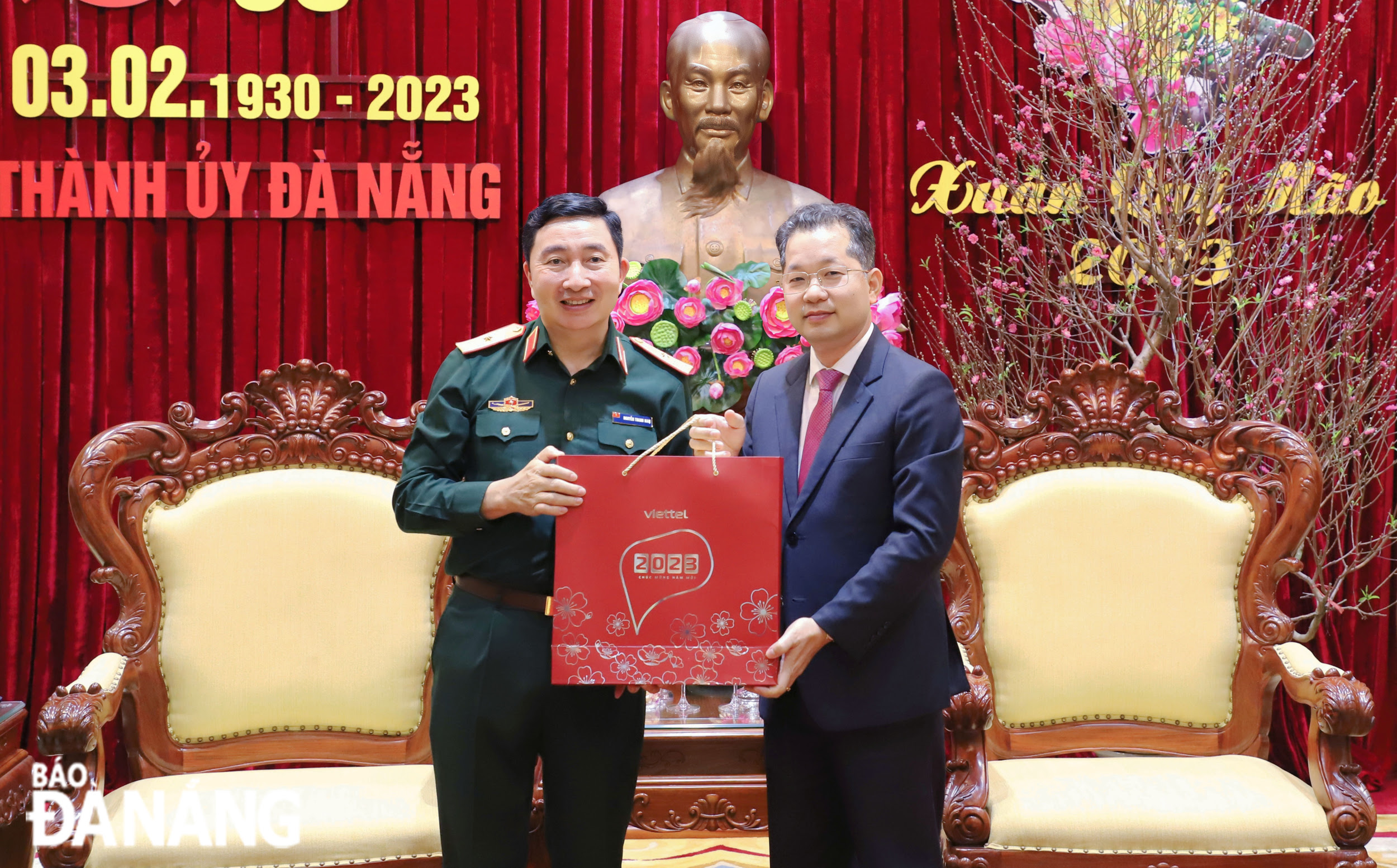 Major General Nguyen Thanh Nam (left), Deputy General Director of Viettel Group,  presents a Tet gift to the Da Nang leader.