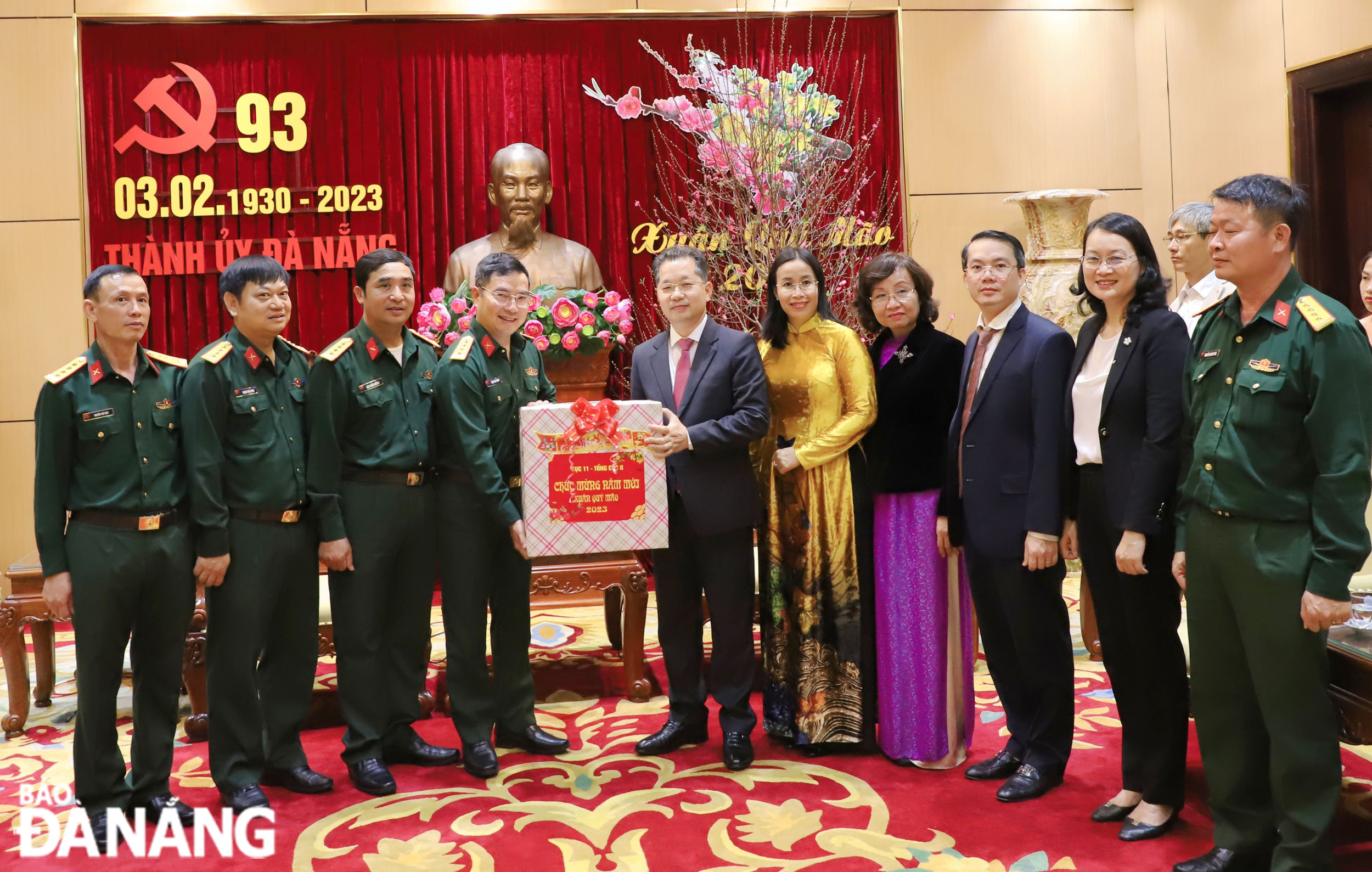 Colonel Tong Huu Nghia (fourth, left), giving a present to the city leaders on the occasion of Tet. Photo: NGOC PHU