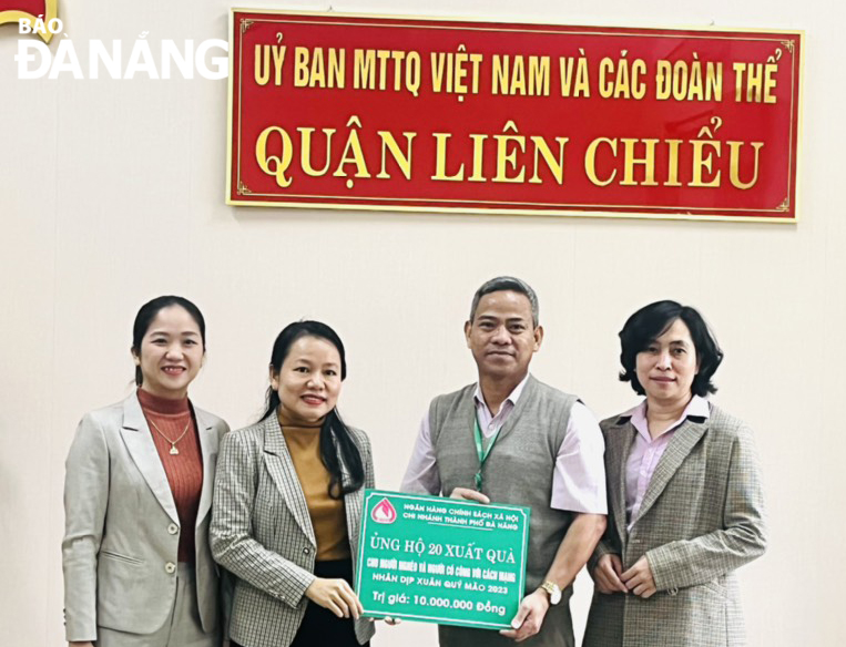 Lien Chieu District Chapter of the Da Nang Fatherland Front committee receiving cash donation from Da Nang branch of the Viet Nam Bank for Social Policies (VBSP) in order to provide support for the poor on the occasion of Lunar New Year 2023. Photo: L.C.