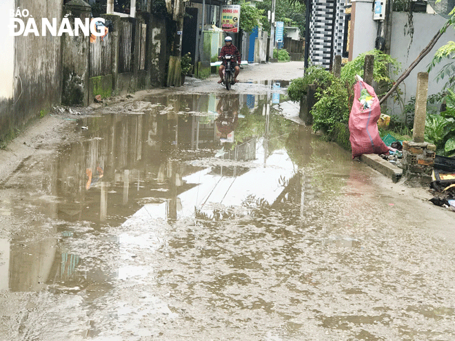 Trời không mưa nhưng đoạn đường tại tổ 4, thôn Hiền Phước, xã Hòa Liên nhiều năm nay luôn diễn ra tình trạng nước ngập kéo dài. Ảnh: KHÁNH HUYỀN	