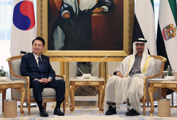Tổng thống Hàn Quốc Yoon Suk-yeol (bên trái) hội đàm với người đồng cấp UAE Mohamed bin Zayed Al Nahyan tại Abu Dhabi ngày 15-1 (giờ địa phương).  Ảnh: The Korea Post