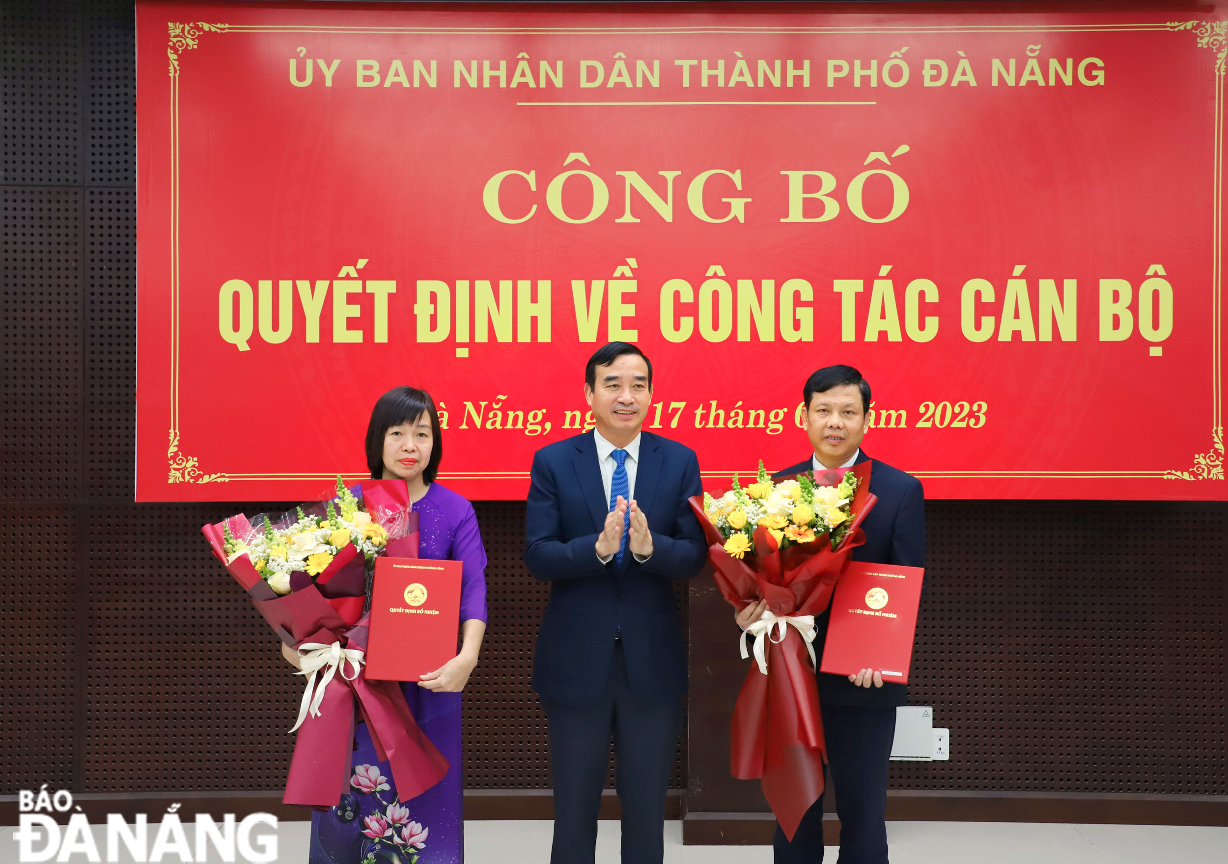 Chủ tịch UBND thành phố Lê Trung Chinh trao quyết định cho hai cá nhân. Ảnh: NGỌC PHÚ