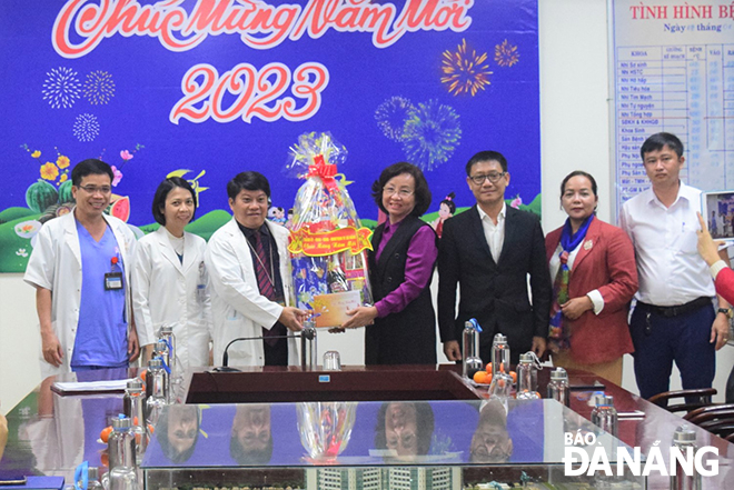 Phó Chủ tịch UBND thành phố Ngô Thị Kim Yến (thứ 4, phải sang) tặng quà cho Bệnh viện Phụ sản - Nhi. Ảnh: P.N