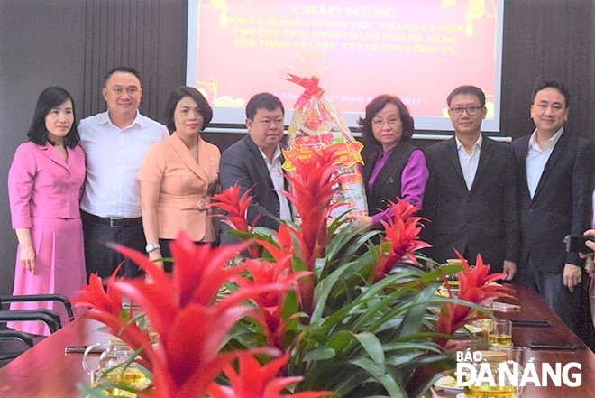 Phó Chủ tịch UBND thành phố Ngô Thị Kim Yến (thứ 3, phải sang) tặng quà cho Công ty CP môi trường đô thị Đà Nẵng. Ảnh: P.N