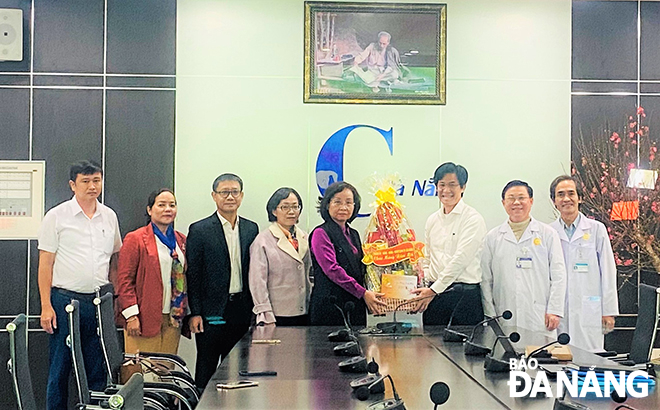 Phó Chủ tịch UBND thành phố Ngô Thị Kim Yến (thứ 4, phải sang) tặng quà cho Bệnh viện C. Ảnh: P.N