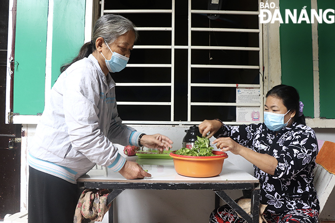 Với những người bệnh tại “xóm chạy thận”, Tết là lúc nổi lo nâng lên vài phần. Trong ảnh: Bà Nguyễn Thị Tám (phải) và bà Ngô Thị Cúc (trái) nhặt rau chuẩn bị bữa trưa. Ảnh: XD