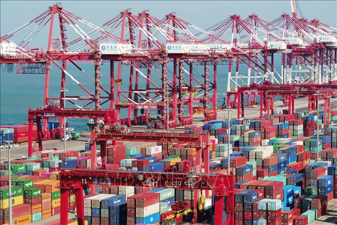 Cảng container ở Thanh Đảo, tỉnh Sơn Đông, miền đông Trung Quốc. Ảnh tư liệu: THX/TTXVN