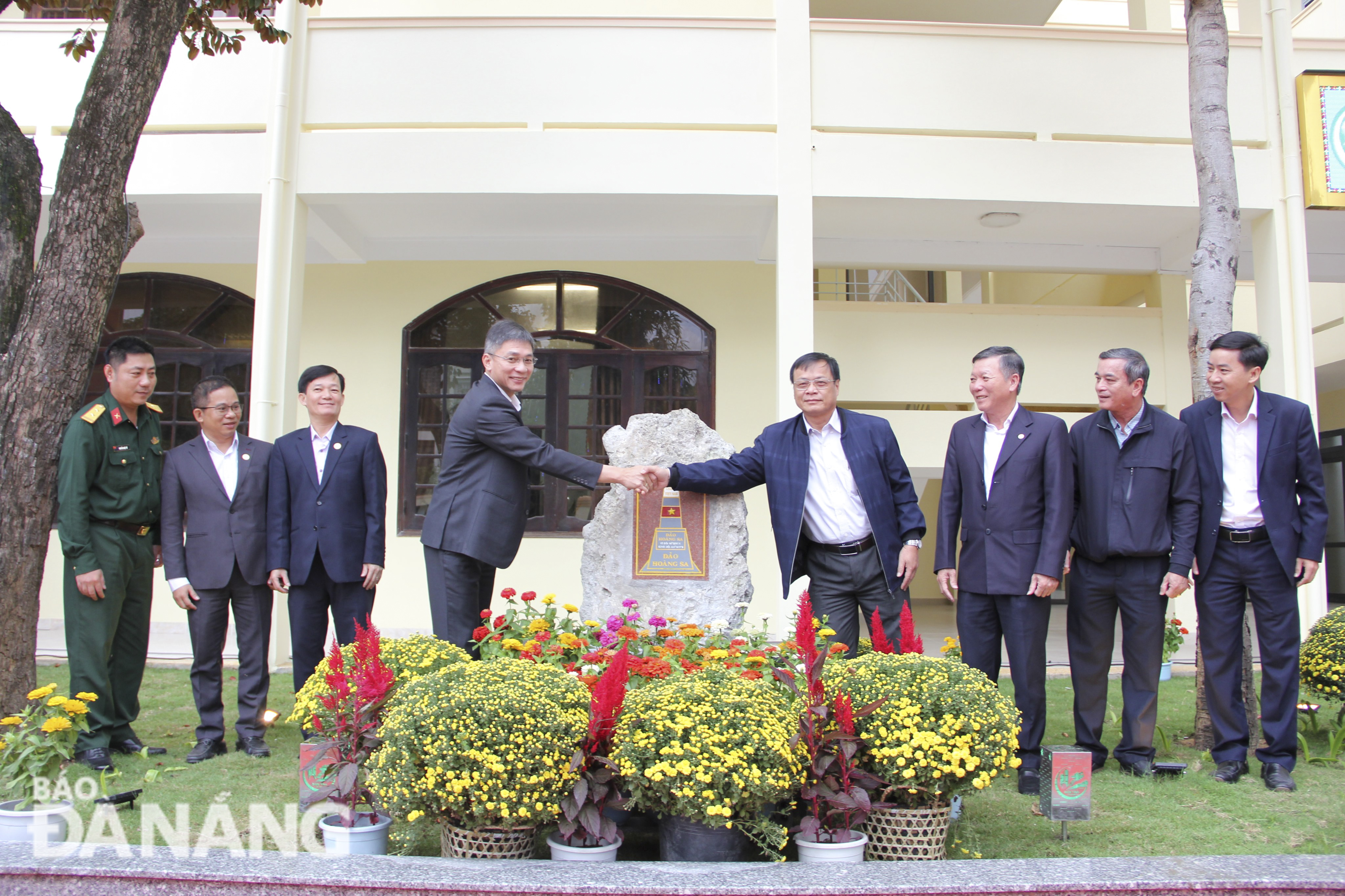 The Son Tra District People's Committee received Hoang Sa Stele donated by the Hoang Sa District People's Committee. Photo: X.HAU