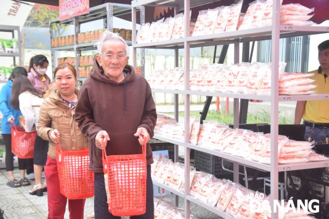 The poor are excited to get free Tet gifts at the charity store. Photo: QUYNH TRANG