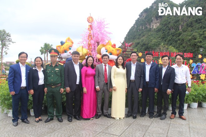 Leaders of Ngu Hanh Son district attended the inauguration of the Spring Flower Garden. Photo: N.Q