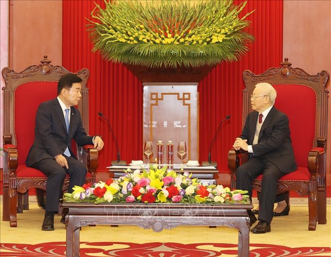 Tổng Bí thư Nguyễn Phú Trọng tiếp Chủ tịch Quốc hội Hàn Quốc Kim Jin-pyo. Ảnh: Trí Dũng/TTXVN