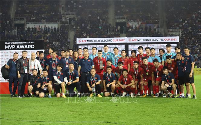 Đội tuyển Việt Nam chụp ảnh lưu niệm sau khi kết thúc trận đấu. Ảnh: Huy Tiến - P/v TTXVN tại Thái Lan