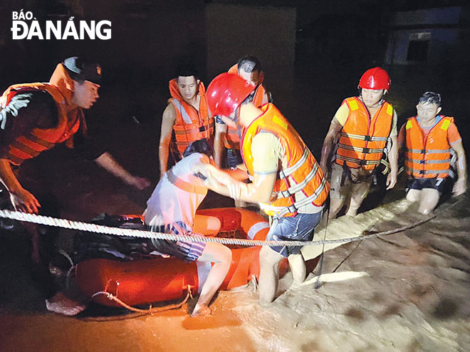 Các lực lượng  cứu hộ ứng cứu, sơ tán nhân dân ở quận Thanh Khê trong đêm  14-10-2022.  Ảnh: PV