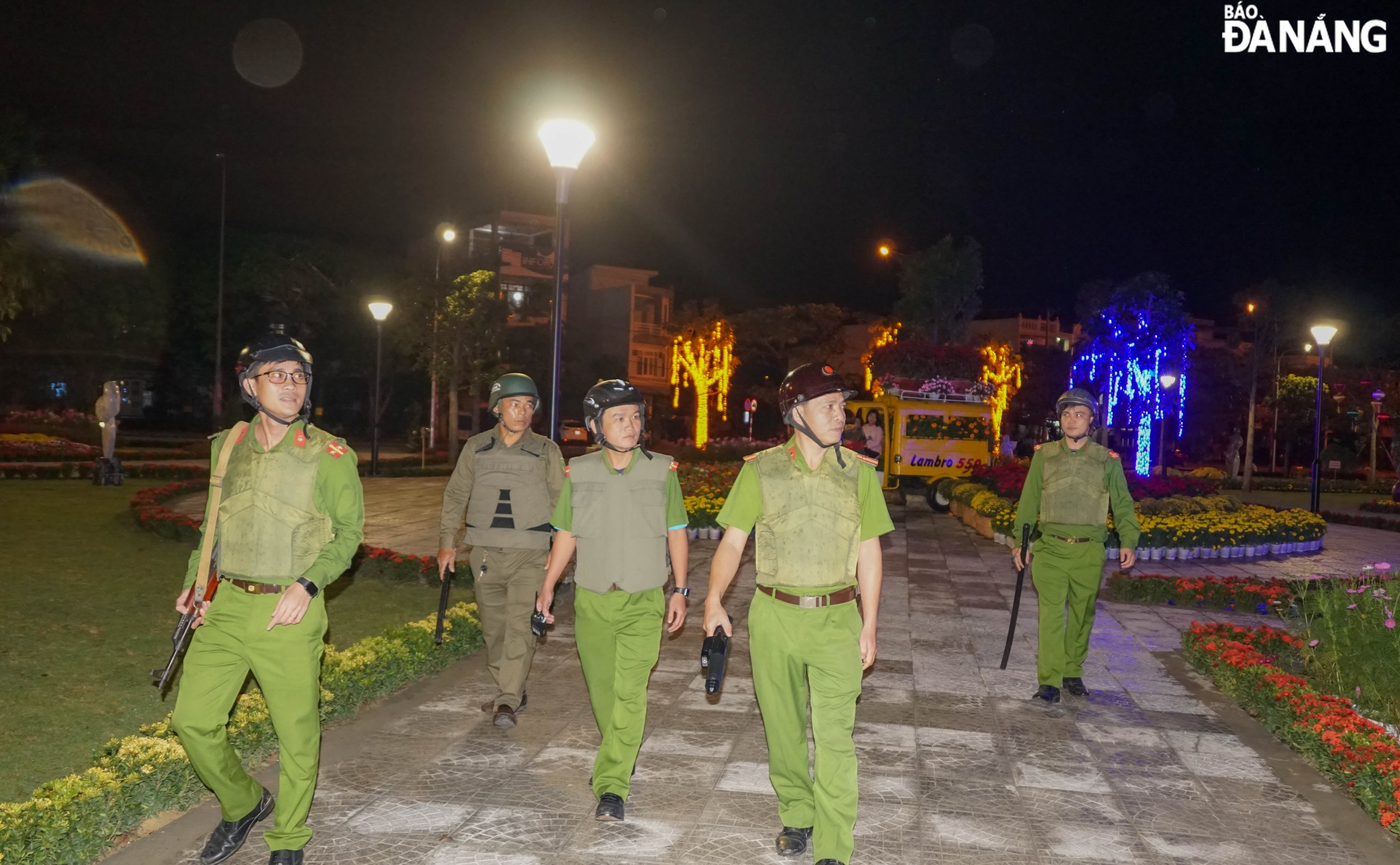 Lực lượng tuần tra 8394 - Công an phường Hòa Hải (quận Ngũ Hành Sơn) thực hiện nhiệm vụ bảo đảm an ninh, an toàn để người dân vui xuân, đón Tết an yên, hạnh phúc.