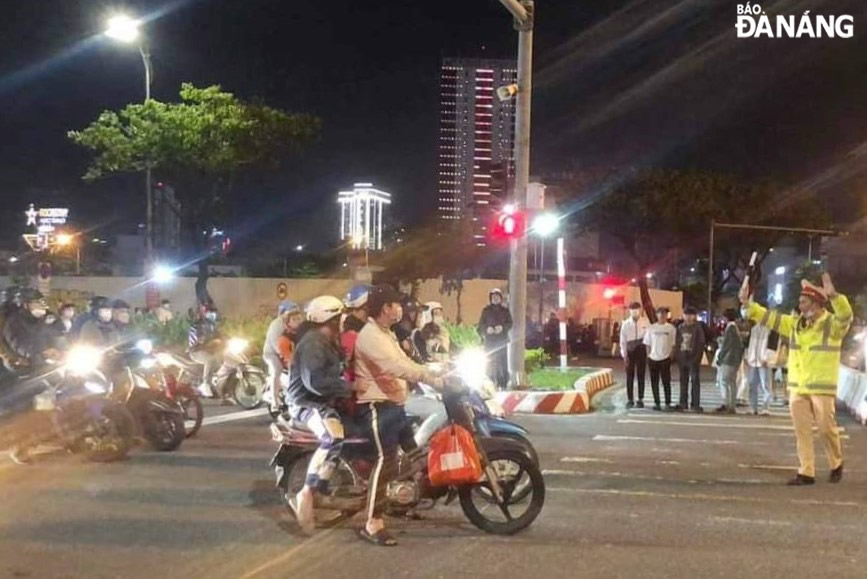 Sự có mặt của lực lượng Cảnh sát giao thông, Công an thành phố  tại các tuyến đường giúp việc lưu thông của người dân trên đường được thông suốt.