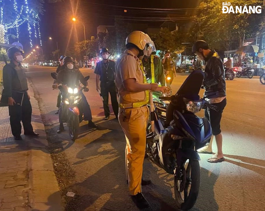 Tôt tuần tra Công an huyện Hòa Vang kiểm tra các trường hợp lưu thông trên đường có biểu hiện nghi vấn.