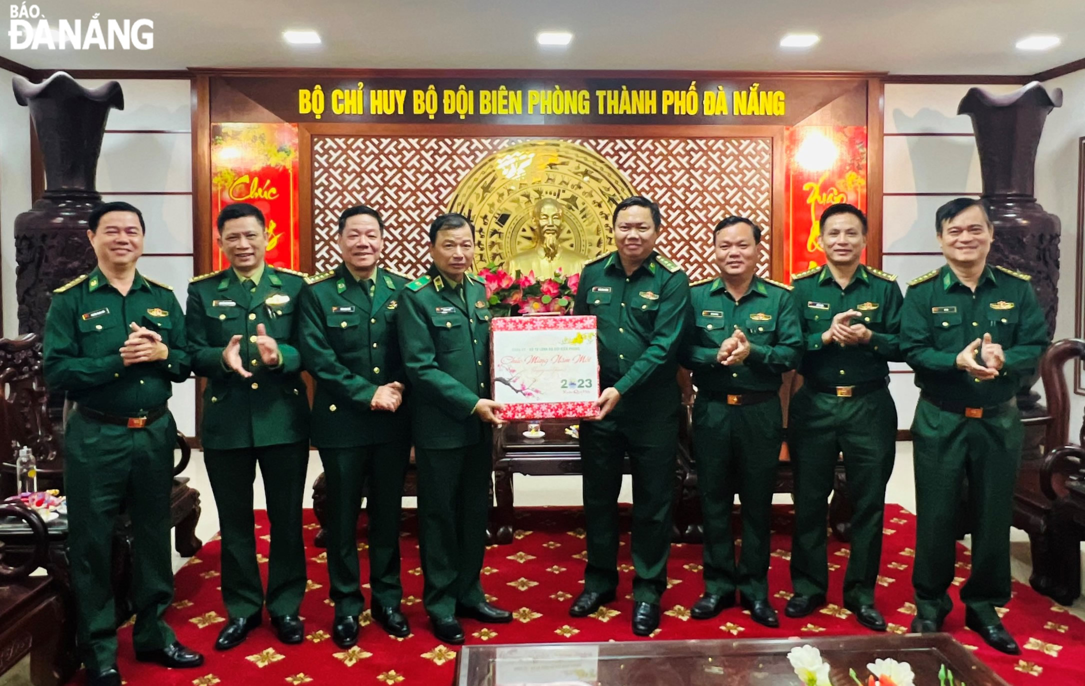 Major General Le Van Phuc (4th, left) gives a Tet present to the city's Border Guard officers and men