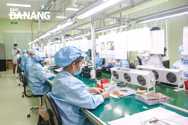 Công nhân sản xuất tại Nhà máy điện tử Trung Nam EMS (Khu Công nghệ cao, huyện Hòa Vang). Ảnh: M.Q