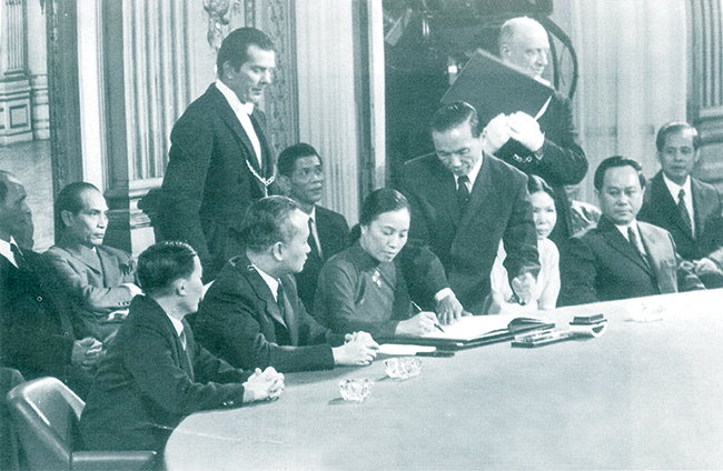 Bộ trưởng Bộ Ngoại giao Nguyễn Thị Bình ký Hiệp định Paris chấm dứt chiến tranh, lập lại hòa bình ở Việt Nam.