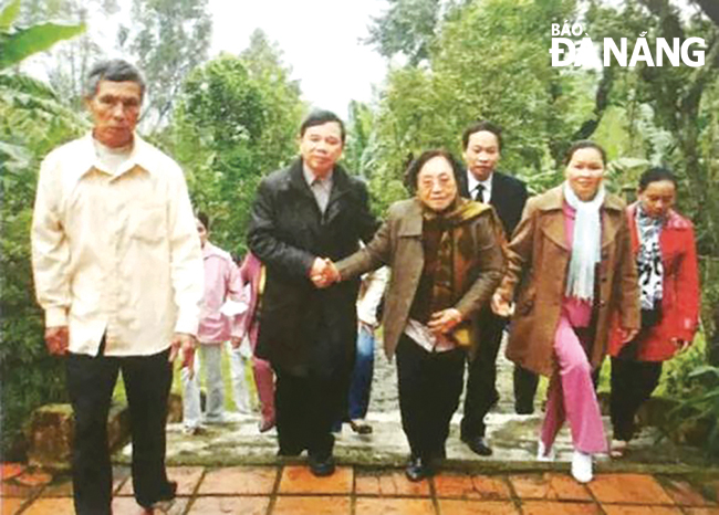 Nguyên Phó Chủ tịch nước Nguyễn Thị Bình trong một lần về thăm nhà thờ cụ Phan Châu Trinh (ông ngoại) tại xã Tam Lộc - huyện Phú Ninh, tỉnh Quảng Nam.