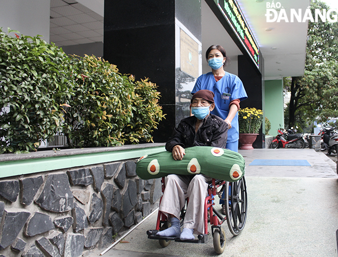 Medical staff of the Da Nang Hospital help put the patients on the free coaches