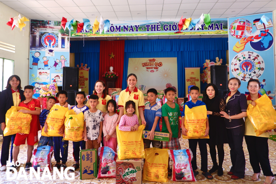  Children at the Da Nang Centre for Raising Disadvantaged Children happily receive gifts before going home to celebrate Tet with their families. Photo: GIAO THUY