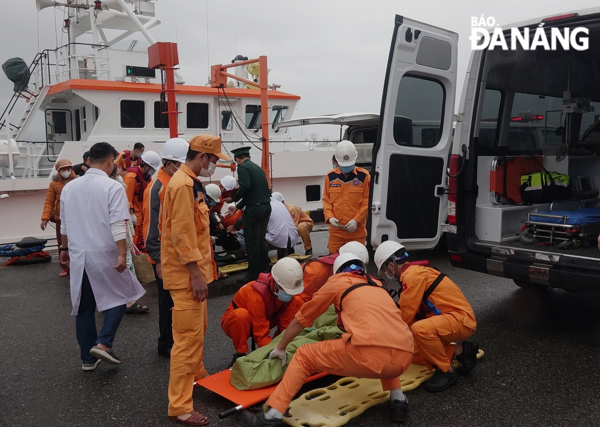 Danang MRCC staff bring the 2 victims on Cu Lao Cham to Da Nang for emergency on Wednesday morning. Photo: Da Nang MRCC