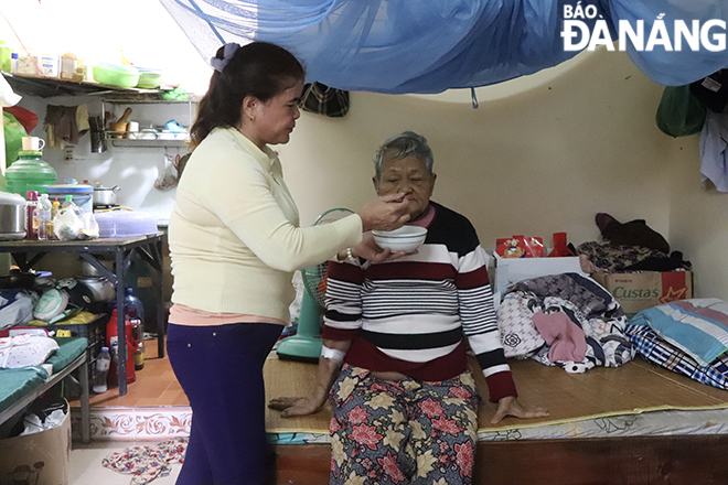 Although the dialysis patients are not blood relatives, they find it easy to empathize with each other and they are willing to help each other as they share the same situation. In the photo: A woman helps an elderly patient with feeding. Photo: XD