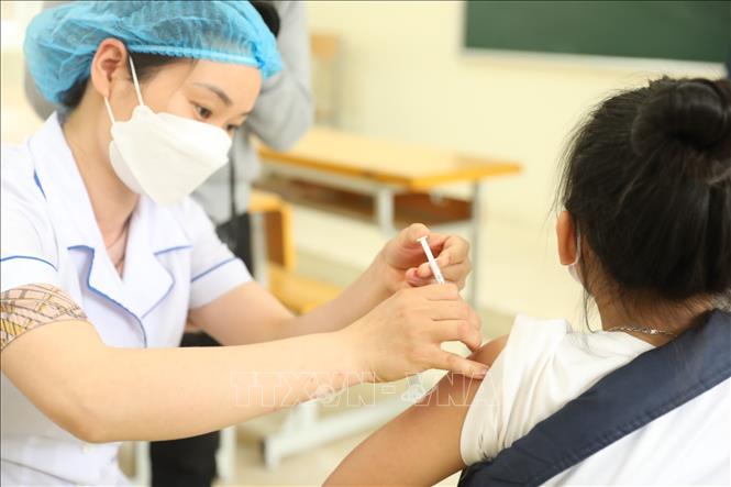 Nhân viên y tế quận Hà Đông (Hà Nội) tiêm vaccine phòng Covid-19 cho học sinh lớp 6 tại điểm tiêm chủng trường THCS Lê Quý Đôn. Ảnh tư liệu: Minh Quyết/TTXVN