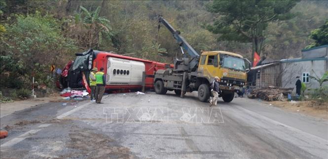 Vụ tai nạn giao thông liên hoàn nghiêm trọng rạng sáng 18-1-2023, tại km130+500m Quốc lộ 6, thuộc địa phận xóm Suối Rút, xã Tòng Đậu, huyện Mai Châu (Hòa Bình). Ảnh: TTXVN phát